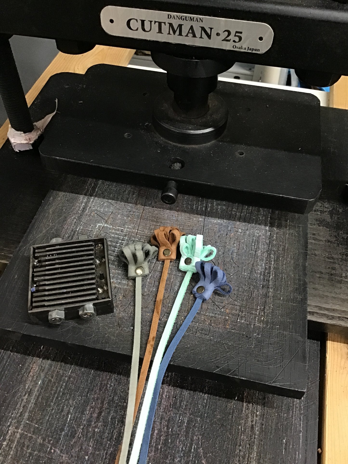 【2025/11/15(土) 10:15AM】国産ジビエ鹿革 タッセル作りワークショップ ご予約 【初級】