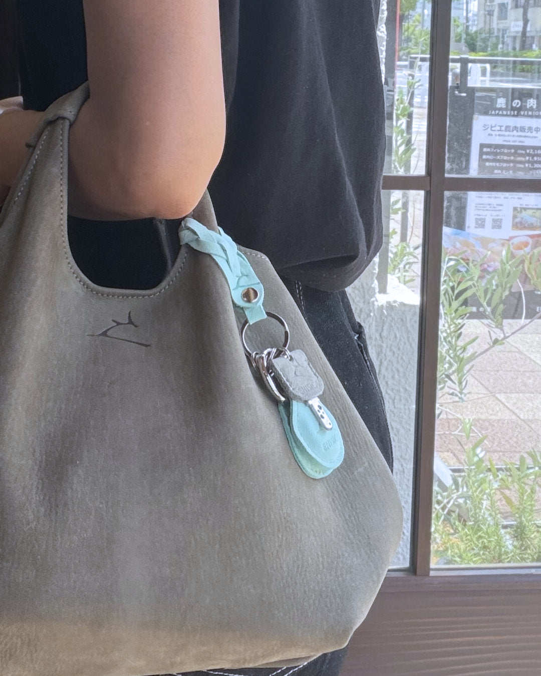 ENISICA 鹿革三つ編みキーホルダー【即納】ボタンで開閉できる！